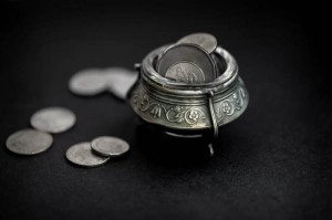 如何剖析白银费用
大幅下跌的原因？这种剖析对贵金属投资有何启示？